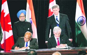 Prime Minister Manmohan Singh and his Canadian counterpart Stephen Harper witness the signing of the civil-nuclear agreement in Toronto