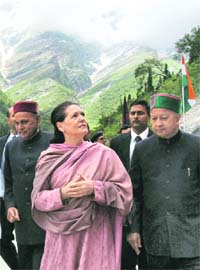 UPA chairperson Sonia Gandhi, Steel Minister Virbhadra Singh (R) and Himachal CM Prem Kumar Dhumal during the stone laying ceremony of Rohtang Tunnel near Manali