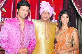 (L) Sachin Shroff with the cast and crew of Rakta Sambhandha