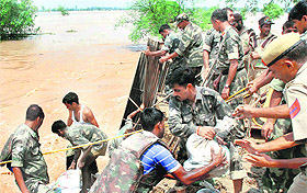 Armymen try to plug a breach in the SYL canal near Jyotisar in Kurukshetra.