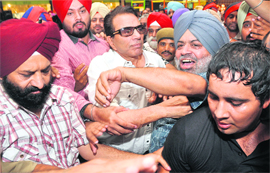 Fans jostle with each other to have a look at Dharmendra in Ludhiana