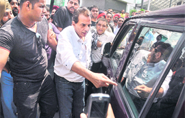 Dharmendra stops the car of a passerby to escape the rush at Westend Mall