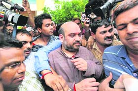 Former Gujarat Minister Amit Shah being taken to a court by CBI officials in Ahmedabad