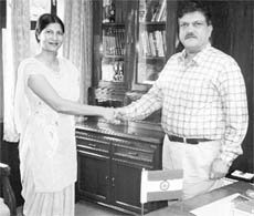 Mamta Sodha, the first female mountaineer of India, and a resident of Kaithal, who scaled Mount Everest on May 22, with DGP, Haryana, Ranjiv Dalal, at police headquarters, Sector 6, in Panchkula, on Wednesday.