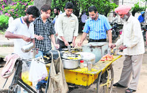 “Kulcha-chana” being sold unhygienically at Sector 9, Chandigarh.