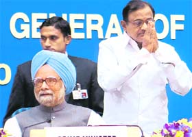 Prime Minister Manmohan Singh and Home Minister P Chidambaram at the DGPs/IGPs meet