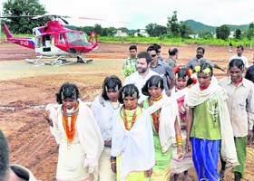 Congress general secretary Rahul Gandhi being welcomed by tribal women as he arrives to address a rally at Jagannathpur village in Kalahandi district of Orissa
