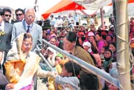 President Pratibha Patil meets victims of the Leh cloudburst and flash floods at the Solar Valley in Choglamsar village