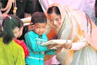 President Pratibha Patil gives a relief packet to a little boy at Solar Valley in Choglamsar, Leh
