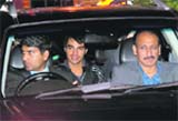 Pakistans captain Salman Butt (C) leaves a police station after being questioned by cops in London