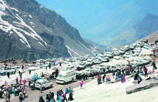 More than 8,000 vehicles, including taxis, come to Rohtang during the tourist season