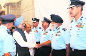 Prime Minister Manmohan Singh meets commanders at the Annual Combined Commanders Conference of the Armed Forces in New Delhi