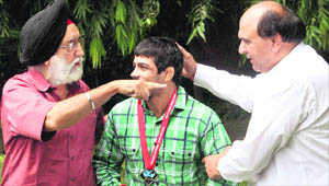 Sports Minister MS Gill with Sushil Kumar and his coach Satpal Singh (R) in New Delhi on Tuesday.