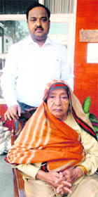  Mishri Devi with her son IAS officer Dhanpat Singh