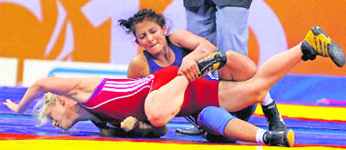 Geeta of Bhiwani (in blue) beats Bensted Emily of Australia in womens 55kg freestyle bout to become the first Indian woman wrestler to bag gold at the Commonwealth Games. 