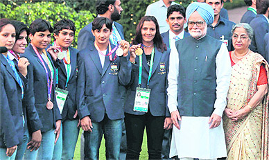 Prime Minister Manmohan Singh with Indian women wrestlers during an interaction with Commonwealth Games medal winners.
