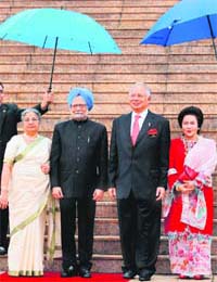 Prime Minister Manmohan Singh and his wife Gursharan Kaur being welcomed by Malaysian Prime Minister Dato Sri Mohd Najib Tun Abdul Razak and his wife Rosmah in Malaysia