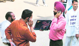 This is what these two persons with a gift in their hand seem to be asking over the phone.