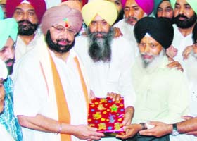 Punjab Congress chief Amarinder Singh being honoured with a siropa by SGPC officials at Harmandar Sahib, Amritsar