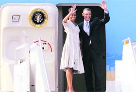 US President Barack Obama and his wife Michelle board Air Force One on their departure in New Delhi