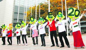 Participants perform during a Say Hi campaign held by university students near the COEX Convention Hall, the venue for the G20 Seoul Summit in Seoul November 7, 2010. The G20 Summit will be held from November 11 to 12.