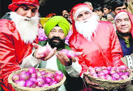 Comedian Jaspal Bhatti ‘ensures’ the supply of onions to Santa Claus for distribution as Christmas gifts, in Chandigarh on Wednesday.