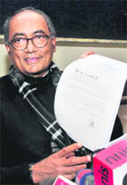 Digvijay Singh shows a letter addressed to Maharashtra Home Minister RR Patil in New Delhi on Tuesday.