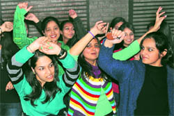 Girls sway to Lohri numbers at The Lobby-26