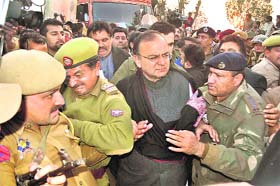 Senior BJP leader Arun Jaitley arrested by the police on entering the border of J&K near Lakhanpur barrier in Kathua district