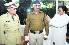 Constable Surender Singh being honoured by Uttarakhand Chief Minister Ramesh Pokhriyal Nishank on Republic Day in Dehradun