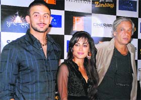 LIFE SCIENCE: Bollywood actor Chitrangda Singh with her co-actor Arunoday Singh (L) and director Sudhir Mishra during the promotion of their new movie Yeh Saali Zindagi in Kolkata on Saturday. PTI photo