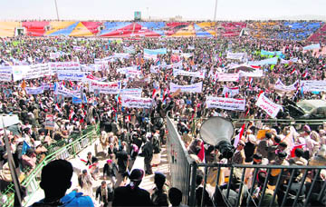 EGYPT VIRUS SPREADS: Anti-government protesters hold banners against Yemen President Ali Abdullah Salehs rule in Sanaa on Thursday.