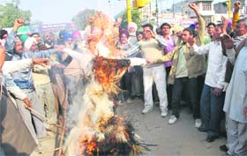 Activists of the Lok Sangharsh Committee and New Trade Union Initiative workers and peasants burn an effigy of the UPA govt in Ludhiana