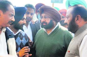 Former Punjab CM Capt Amarinder Singh listens to the agitating students at Punjab Agricultural University