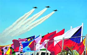 Indian Air Force Sukhoi SU-30MKI fighter aircraft fly in a formation during the Aero India 2011 inauguration ceremony at the Yelhanka Air Force station in Bangalore