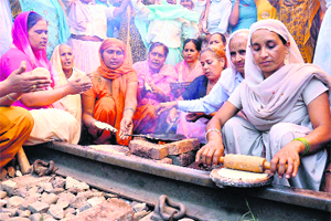 Jat community women prepare food on a track in UP.