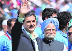 PM Manmohan Singh (R) with his Pakistani counterpart Yousuf Raza Gilani at Mohali
