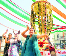Cricket buffs dance and pray for Team India's victory in Lucknow on Friday
