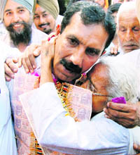 OVERWHELMED! Gopal Dass sister Krishna Devi hugs him tightly at Wagah on Thursday.