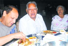 Family taste: Dara Singh along with his wife — Photo: Pradeep Tewari