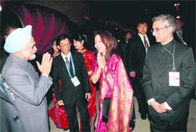 PM Manmohan Singh being welcomed by Indian Ambassador to China S Jaishankar and his wife Kyoko at Phoenix Airport in Sanya on Tuesday