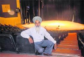 Stage setting: Ranjit Singh — Photo: Pradeep Tewari