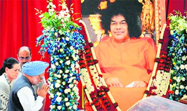 Prime Minister Manmohan Singh and UPA chairperson Sonia Gandhi pay their last respects to Sathya Sai Baba at the Sai Kulwanth Hall in Puttaparthi on Tuesday. Both leaders placed wreaths at the spiritual leaders feet and heard bhajans being sung by followers before leaving. Accompanied by Union Minister Ambika Soni, they arrived by a special aircraft and drove straight to Prashanthi Nilayam