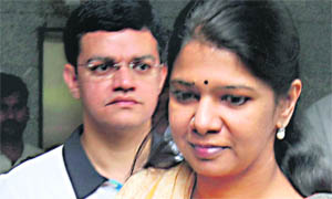 Kanimozhi with Sharad Kumar, MD, Kalaignar TV, on way to the special court in New Delhi 