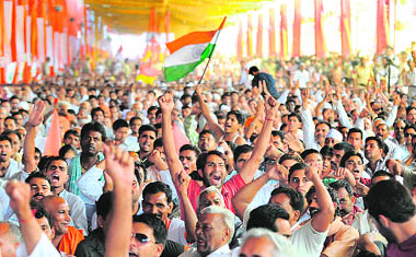 Supporters raise slogans during Ramdevs fast in New Delhi 