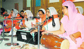 A kirtan being recited at Sukhmani Sahib Gurdwara on the martyrdom day of Guru Arjun Dev.