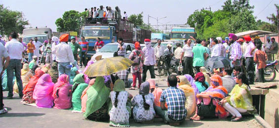 NRHM union members block Gill Road in Ludhiana