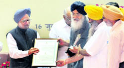 Punjab CM Parkash Singh Badal gets award from the Prime Minister