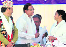 (L-R): Gorkha People's Liberation Front supremo Bimal Gurung, Home Minister P. Chidambaram and West Bengal CM Mamata Banerjee after signing an historic deal.
