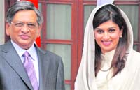 Foreign Minister SM Krishna with his Pakistani counterpart Hina Rabbani Khar in New Delhi